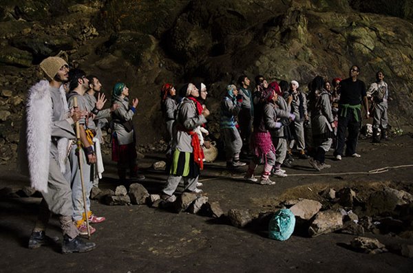 تمرینات نمایش "مل پامنی" در غار رود افشان